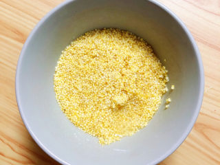 5、银耳小米粥,准备好小米，洗净待用。