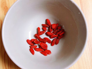 6、银耳小米粥,准备好枸杞子，洗净待用。