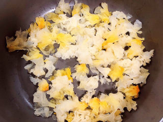 7、银耳小米粥,将银耳放入砂锅中。