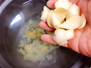 9、银耳小米粥,再放入百合和莲子，小火炖煮30分钟。