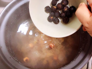 10、银耳小米粥,放入桂圆继续熬煮。