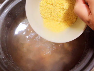 11、银耳小米粥,再放入小米，烧开锅继续熬煮。