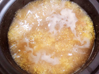 12、银耳小米粥,小米煮10分钟，银耳的汤汁已经让粥很粘稠了。