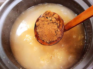 13、银耳小米粥,加入红糖。