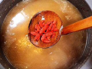 14、银耳小米粥,再加入枸杞子继续煮10分钟。