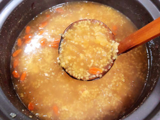 15、银耳小米粥,香甜可口的银耳小米粥熬好了。