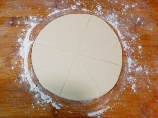 3、胖金鱼,用刀压出八等份