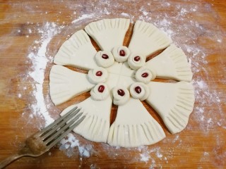 7、胖金鱼,用叉子在面片边上压出几道印痕