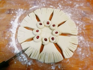 8、胖金鱼,每一个面片边上再切两刀变成三等份