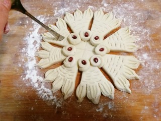 11、胖金鱼,用勺子柄压出鱼鳞