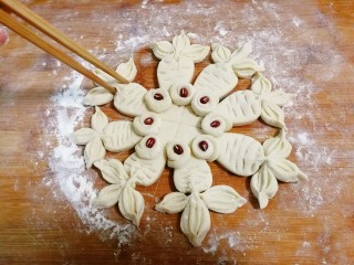 12、胖金鱼,用筷子夹紧变成鱼尾巴