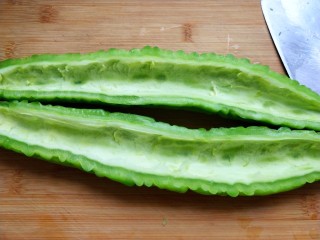 2、苦瓜炒蛋,苦瓜对半切开，去籽。