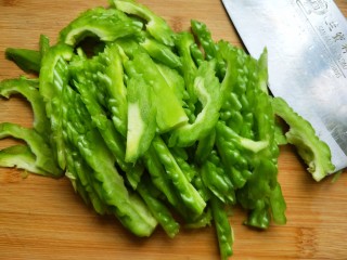 3、苦瓜炒蛋,切片。