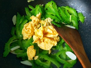 13、苦瓜炒蛋,倒入鸡蛋。