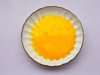 2、肉松芝士吐司卷,鸡蛋打散。