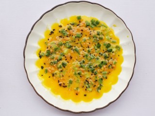 6、肉松芝士吐司卷,拌匀。