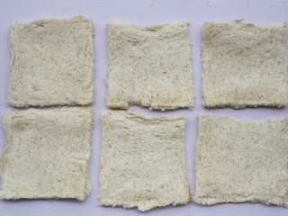 8、肉松芝士吐司卷,擀成薄片。