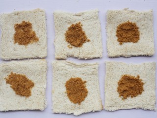 9、肉松芝士吐司卷,加入肉松。