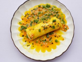 13、肉松芝士吐司卷,吐司卷放蛋液中滚一圈。