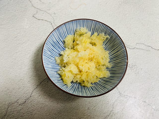 1、紫薯银耳粥,银耳提前泡软洗净剪小朵