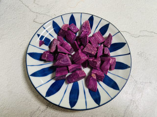 4、紫薯银耳粥,紫薯切小块备用