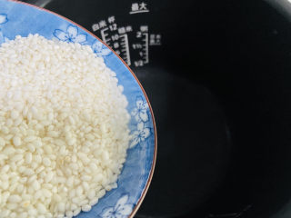 6、紫薯银耳粥,糯米放入电压力锅内胆中