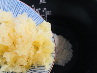 7、紫薯银耳粥,放入银耳