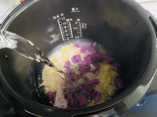 9、紫薯银耳粥,加入热水，约800ml