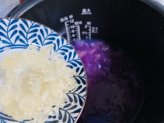 11、紫薯银耳粥,待时间到放入黄冰糖
