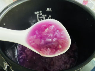 12、紫薯银耳粥,搅拌均匀