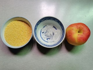 1、苹果小米粥,食材准备：小米，苹果，冰糖