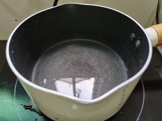 2、苹果小米粥,奶锅放入适量的水烧开