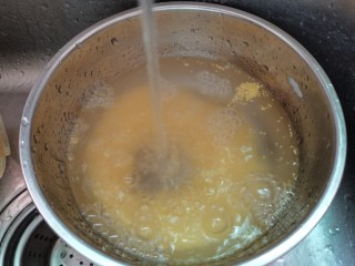 3、苹果小米粥,小米淘洗干净捞出