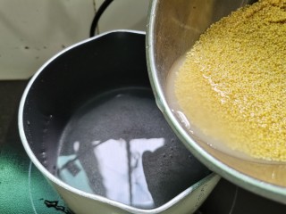 4、苹果小米粥,水开后小米下锅煮至