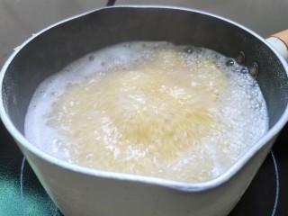 5、苹果小米粥,中小火慢慢熬煮