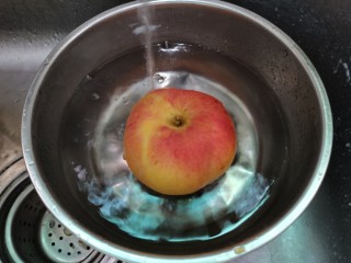 6、苹果小米粥,苹果洗净