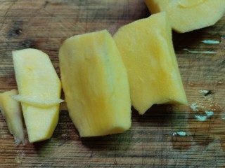 7、苹果小米粥,去皮切块