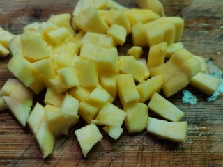 8、苹果小米粥,再改刀切成丁