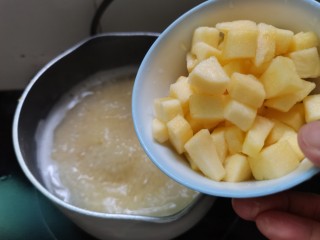 9、苹果小米粥,小米煮至七，八熟时苹果丁倒入