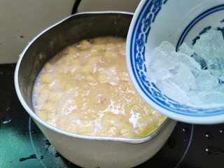 10、苹果小米粥,加入少许的冰糖