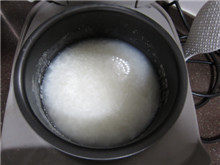 1、生滚鱼片粥,大米和清水按电饭煲的提示比例，预约煮一锅白粥；