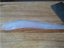 2、生滚鱼片粥,龙利鱼柳提前解冻；