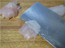 3、生滚鱼片粥,将鱼柳顺纹路片成薄片；