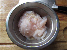 4、生滚鱼片粥,加入1/2小勺盐、1/2小勺糖、1/2小勺鸡精和1小勺料酒，抓匀；