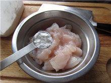 5、生滚鱼片粥,再加入1小勺干淀粉，抓匀；