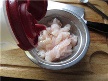 6、生滚鱼片粥,最后加入1小勺生油，抓匀；