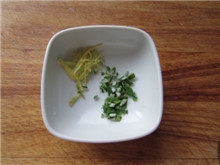 8、生滚鱼片粥,姜切丝，香葱切葱花；