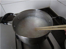 11、生滚鱼片粥,下入鱼片，并用筷子轻轻划散，压入粥中；