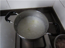 9、生滚鱼片粥,取一部分白粥加入汤锅（不一定全部用上，吃多少煮多少），大火烧开后加入姜丝煮5分钟；