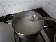 13、生滚鱼片粥,加入鸡精调味；